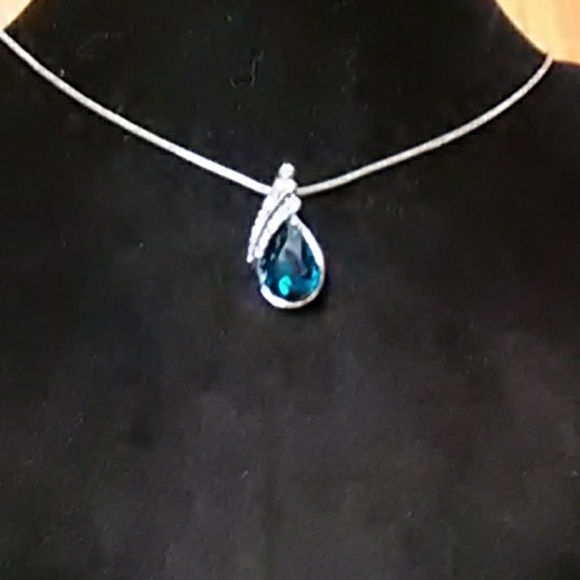 Beautiful Teal Crystal in Gold filled Setting. - Picture 4 of 4